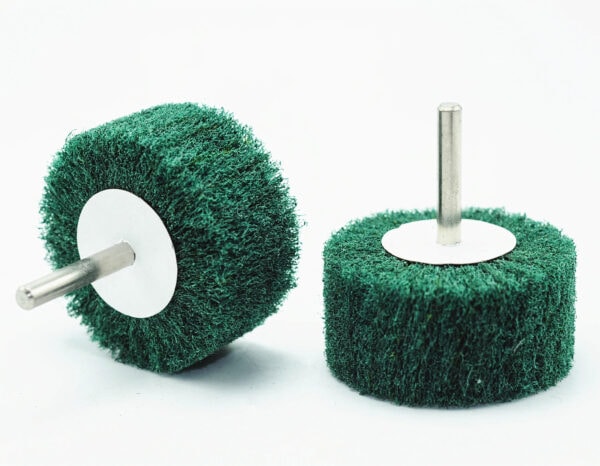 abrasive-flap-wheel-discs-green-non-woven-flap-wheel-with-shaft_01-600x466